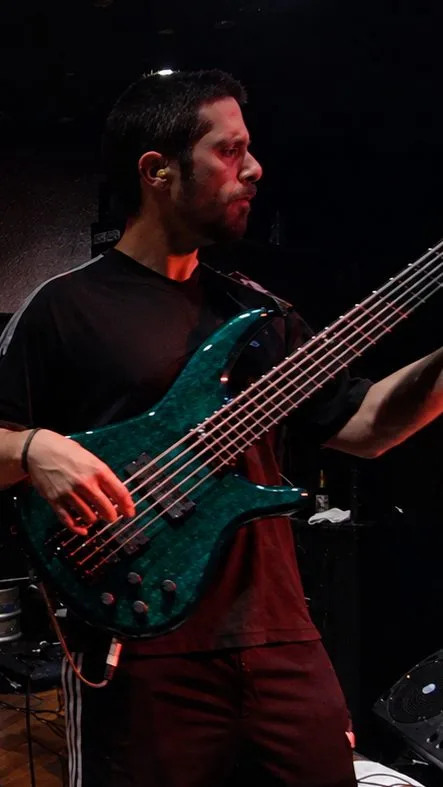 AydrA - Mastro · leaves the band